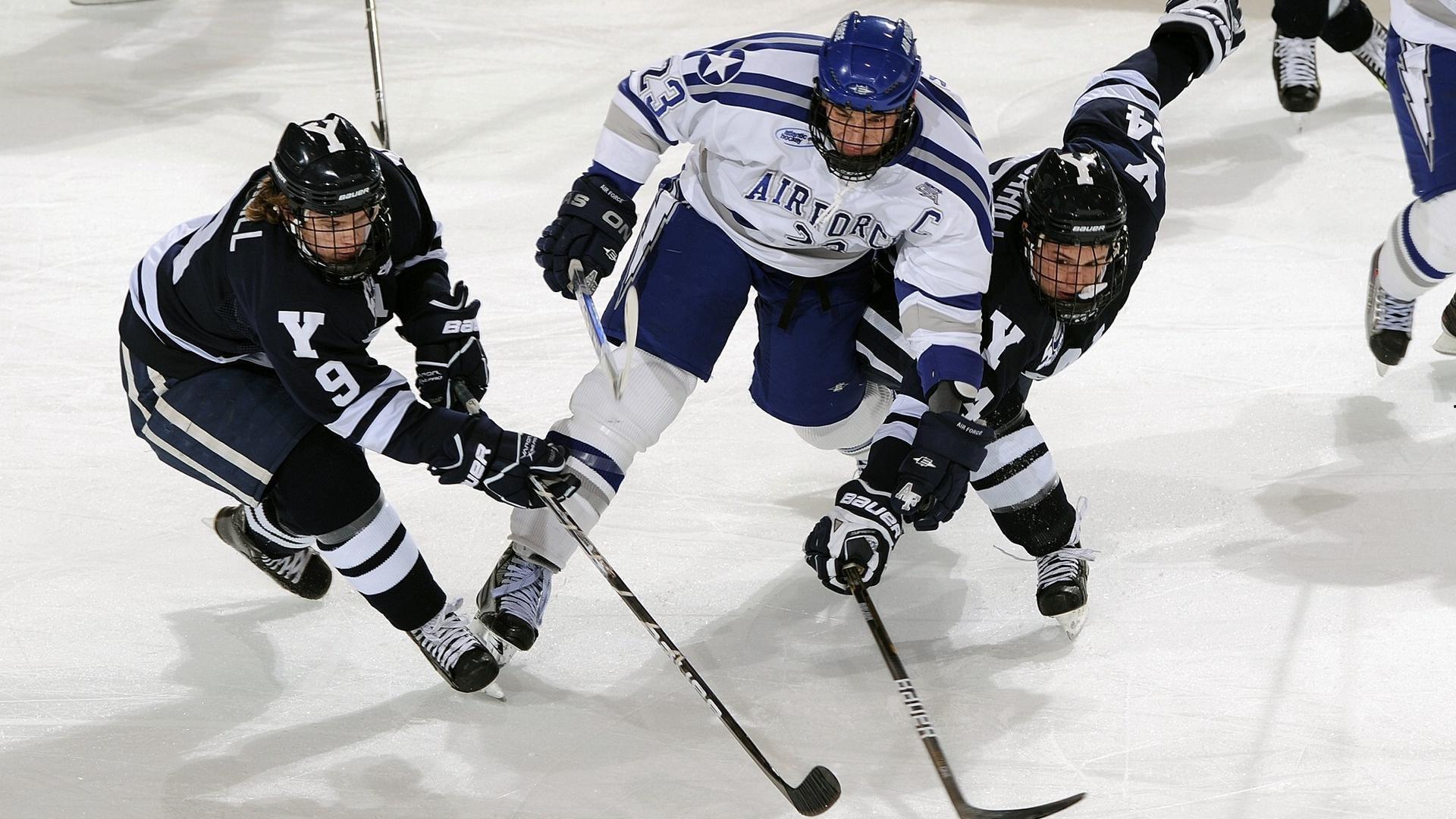 拜仁预热世俱杯发布GTA6风格海报 凯恩、格纳布里领衔出镜